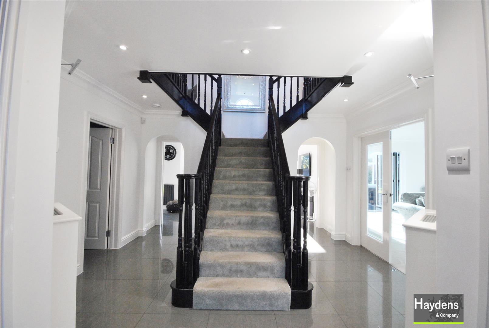 6 Bedrooms, House - Detached